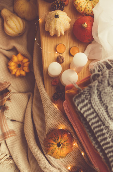 Zo maak je je huis knus met raamdecoratie voor de herfst- en wintermaanden